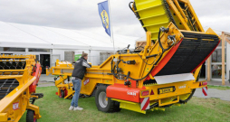 'Samon SU2L' sīpolu kombains. 'Samon SU2L' sīpolu kombains.