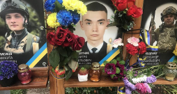 Kritušo karavīru portreti – visā Ukrainā tādu ir ļoti daudz…