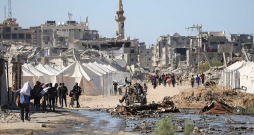 ASV prezidenta Donalda Trampa ieskatā līdz ar pamieru Gazā Tuvajos Austrumos tagad sācies "vēsturisks saullēkts" un Palestīnas zeme "beidzot guvusi mieru". Novērotāji gan norāda uz daudziem neatbildētiem jautājumiem. Bēgļu nometne sagrautās Gazas joslas vidienē.