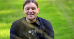 Lauris Ābele: "Katram radošajam cilvēkam ir savs "plecs". Viņu nesauc par brāli, teiksim, tas var būt režisors ar operatoru vai konsultants. Kāds, ar ko pārbaudīt savas idejas, vai jūs esat uz viena viļņa. Ar kuru var saprasties no pusvārda. Savs cilvēks."