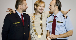 Toms Veļičko (Maniaks, centrā) ar Lauri Subatnieku (Priekšnieks) un Arturu Krūzkopu (izmeklētājs).