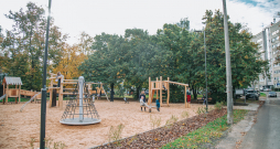 Bērniem tapis jauns rotaļu laukums Mīlgrāvī. Rudens. Daudzdzīvokļu nams. 