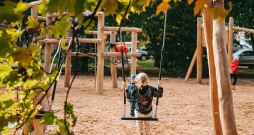 Jauns rotaļu laukums Mīlgrāvī. Rudens. 