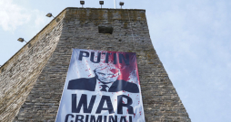 Igaunijas pilsētā Narvā uz cietokšņa mūra, ko var labi apskatīt no
Krievijas puses, izvietots Krievijas diktatora Vladimira Putina attēls un uzraksts “Putins – kara noziedznieks”. Vairāk nekā 90% Narvas iedzīvotāju ir krievvalodīgie, bet vietējie iedzīvotāji uzsver, ka Narva ir Igaunijas pilsēta.