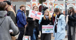 Rātslaukumā pie Rīgas domes notiek protests "Migrācija ir cilvēktiesības".