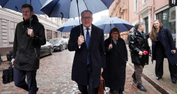 Finanšu ministrs Arvils Ašeradens kopā ar Finanšu ministrijas pārstāvjiem, mediju pavadīti, trešdien nesa simbolisko budžeta portfeli uz Saeimu. Šī tradīcija tika aizsākta 1997. gadā, to ieviesa kādreizējais finanšu ministrs Roberts Zīle, atvēlot savu personīgo darba portfeli. Līdz šim ar budžeta portfeli aiznesti jau 27 valsts budžeta likumprojekti, un šogad portfelis tiks nests jau 28. reizi.