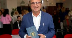 Andris Račs: “Liktenis nav kaut kur ārpusē, tas ir iekšpusē. Savās grāmatās stāstu, ka lielo var saskatīt visur.”