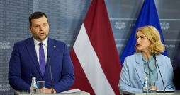 Pēc valdības vadītājas pārmetumiem, ka labklājības ministrs nav devies pārstāvēt Latviju Eiropas Savienības ministru sanāksmē, Reinis Uzulnieks valdības sēdē sacīja, ka LGBTQ jautājumi nav viņa prioritāte. Evika Siliņa vēl piebilda – ja ministram tā nav prioritāte, tad varot izdarīt secinājumus.