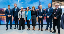 Pirms Rīgas konferences EP priekšsēdētāja Roberta Metsola (ceturtā no kreisās) tikās ar Eiropas Parlamenta deputātiem no Latvijas – Robertu Zīli (no labās), Reini Pozņaku, Rihardu Kolu, Inesi Vaideri, Sandru Kalnieti, Ivaru Ijabu un Mārtiņu Staķi. Pirms Rīgas konferences EP priekšsēdētāja Roberta Metsola (ceturtā no kreisās) tikās ar Eiropas Parlamenta deputātiem no Latvijas – Robertu Zīli (no labās), Reini Pozņaku, Rihardu Kolu, Inesi Vaideri, Sandru Kalnieti, Ivaru Ijabu un Mārtiņu Staķi.