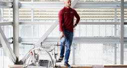 Latvijas izlases treneris Emīls Cipulis jauno bobslejistu atlases testos pavasarī pie kamanu trenažiera. Vēl pirms diviem gadiem Emīls kļuva par pasaules vicečempionu, bet nu spēris pirmos soļus trenera arodā.