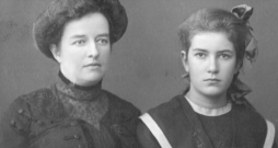 Alise Sūna (1869–1956) un viņas meita Ženija Sūna (1898–1975). Rīga, ap 1914. gadu. Alise Sūna (1869–1956) un viņas meita Ženija Sūna (1898–1975). Rīga, ap 1914. gadu.