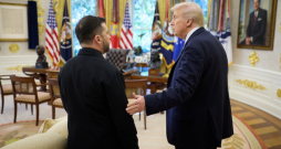 Ukrainas prezidents Volodimirs Zelenskis un ASV prezidents Donalds Tramps tikšanās laikā 17. oktobrī.