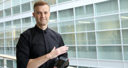 "Ir pienācis laiks jaunam tehnoloģiskam pavērsienam – pilnībā biometriskajiem maksājumiem," atzīst jaunuzņēmuma "Handwave" biznesa attīstības vadītājs Oskars Lakšēvics.