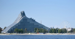 Skats uz Latvijas Nacionālo bilbliotēku un Rīgas panorāmas ratu.