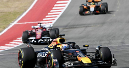 Četrkārtējais F-1 čempions Makss Verstapens ar savu "Red Bull" bolīdu pēdējos četros posmos ir spējis atspēlēt 64 punktu deficītu kopvērtējumā. Tiesa, piecus etapus līdz sezonas beigām viņš no austrālieša Oskara Piastri kopvērtējumā joprojām atpaliek par 40 punktiem.