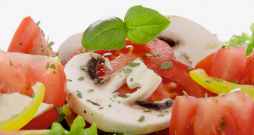 Saldskābās sēnes ar dārzeņiem.