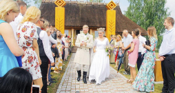 Atbilstoši CivillikumaM Latvijā laulības ar juridiskām sekām var reģistrēt astoņas konfesijas, tagad tām pievienojas arī dievturi. Satatisttika liecina, ka reliģiskās savienības 2023. gadā kopā reģistrējušas 982 laulības. Salīdzinājumam – pēc Centrālās statistikas pārvaldes datiem Latvijā kopā 2023. gadā reģistrētas 10 762 laulības. Attēlā: laulības dievturu tradīcijās jeb vedības.