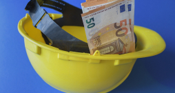 Visas sniegtās ziņas par plānotās būvniecības finansējuma avotiem turpmāk saņems Valsts ieņēmumu dienests, kas salīdzinās būvētāja deklarēto finansējuma avotu ar dienesta rīcībā esošo informāciju par personas ienākumiem.
