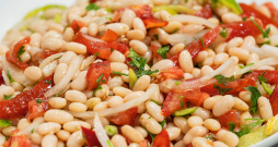 Pupiņu un spinātu salāti. Pupiņu un spinātu salāti.