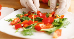 Spinātu un sarkanās paprikas salāti.