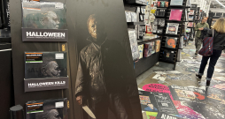 Mūzikas ierakstu veikals Londonā. Halovīnu tēma. 