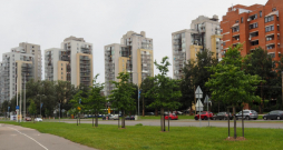 Dzīvojamo ēku komplekss Anniņmuižas bulvārī 28, 30, 32 un Kleistu ielā 2. Arhitekti: Zane Kalinka, Vita Rauhvargere, 1987–1988.