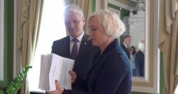 Iedzīvotāju paraksti iesniegti Saeimas priekšsēdētājai Daigai Mieriņai. 