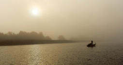 Burvīgs rudens rīts uz ūdens.