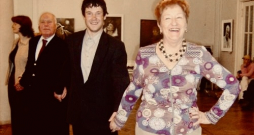Ingrīda Edīte Saulīte ved tautas dejas sacīkstes "Vedam danci" vērtēšanas komisiju, 2008. gads.