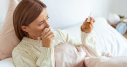 Klasiski iesnas sākas ar deguna aizlikumu, spiedošu sajūtu galvā, šķaudīšanu, acu asarošanu, ožas traucējumiem. Klasiski iesnas sākas ar deguna aizlikumu, spiedošu sajūtu galvā, šķaudīšanu, acu asarošanu, ožas traucējumiem.