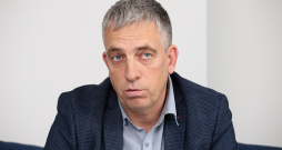 Gaļas liellopu audzētāju biedrības valdes priekšsēdētājs Raimonds Jakovickis: "Eiropas Savienības vēlme glābt Amazones mūžamežus vai Indonēzijas mangrovju audzes nozīmē to, ka visiem Eiropas zemniekiem tagad būs jāraksta papīru kalni, pierādot, ka viņu gaļa nav saražota atmežotās platībās. Runa ir par simtiem stundu bezjēdzīga darba katru gadu."