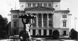Nacionālās operas ēka 20. gs. 30. gados. Nacionālās operas ēka 20. gs. 30. gados.