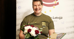 "Darbs frontē Ukrainā brīžiem ir neticami smags, bet cilvēku atzinība palīdz turēties," teic Sarmīte Cīrule.