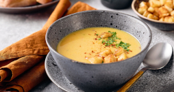 Ceptu kartupeļu un ķiploku zupa.