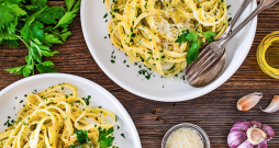 Krēmīgi makaroni ar ķiplokiem.