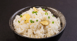 Rīsi ar ķiplokiem japāņu gaumē.