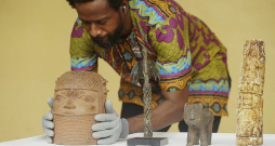 Nigērijai atdota niecīga daļa no Beninas bronzas kolekcijas. Nigērijai atdota niecīga daļa no Beninas bronzas kolekcijas.