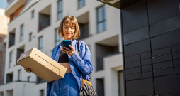 Divus mēnešus pēc Donalda Trampa jaunieviestās prasības deklarēt sūtījumus uz ASV, kam ir neliela vērtība, un maksāt arī par tiem muitas nodokļus, situācija sāk sakārtoties, un uzņēmumi sola piegādes atjaunot drīzākajā laikā. Divus mēnešus pēc Donalda Trampa jaunieviestās prasības deklarēt sūtījumus uz ASV, kam ir neliela vērtība, un maksāt arī par tiem muitas nodokļus, situācija sāk sakārtoties, un uzņēmumi sola piegādes atjaunot drīzākajā laikā.