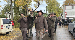 Pasākums sākās ar emocionālu gājienu, kurā tika nests medījums un skanēja medību ragu mūzika – cieņas apliecinājums dzīvniekam un medību tradīcijām.