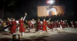 Skats no koncertuzveduma "Māls" (idejas autore un režisore – Inga Cipe, scenogrāfs – Didzis Jaunzems, mūzikas autori – Haralds Sīmanis, Mārtiņš Miļevskis, Laura Jēkabsone, Kaspars Bārbals, mākslinieciskais vadītājs – Reinis Rešetins), kas šovasar daudziem cēsniekiem lika justies "lepniem par vietu un laiku, kurā dzīvojam". Skats no koncertuzveduma "Māls" (idejas autore un režisore – Inga Cipe, scenogrāfs – Didzis Jaunzems, mūzikas autori – Haralds Sīmanis, Mārtiņš Miļevskis, Laura Jēkabsone, Kaspars Bārbals, mākslinieciskais vadītājs – Reinis Rešetins), kas šovasar daudziem cēsniekiem lika justies "lepniem par vietu un laiku, kurā dzīvojam".