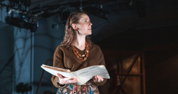 Sanitu Paulu juristes Ritas Aksenokas lomā vada gribasspēks un emocionāla jauda. Sanitu Paulu juristes Ritas Aksenokas lomā vada gribasspēks un emocionāla jauda.