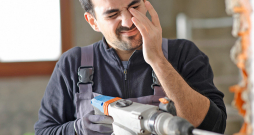 Nereti acīs nokļūst arī metāla skaidas, kad cilvēki kaut ko slīpē, izmanto metāla drāšu birsti, urbj metālā, neizmantojot aizsargbrilles. Nereti acīs nokļūst arī metāla skaidas, kad cilvēki kaut ko slīpē, izmanto metāla drāšu birsti, urbj metālā, neizmantojot aizsargbrilles.