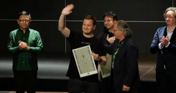 Latvijas jauniešu kora "Kamēr..." mākslinieciskais vadītājs un diriģents Jurģis Cābulis Tolosā, saņemot Eiropas koru "Grand Prix" balvu. Latvijas jauniešu kora "Kamēr..." mākslinieciskais vadītājs un diriģents Jurģis Cābulis Tolosā, saņemot Eiropas koru "Grand Prix" balvu.