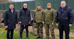 Ludzas novada domes priekšsēdētājs Edgars Mekšs (no kreisās), aizsardzības ministrs Andris Sprūds ar militārpersonām Opuļu robežapsardzības punktā. Ludzas novada domes priekšsēdētājs Edgars Mekšs (no kreisās), aizsardzības ministrs Andris Sprūds ar militārpersonām Opuļu robežapsardzības punktā.