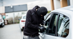 Pieredzējuši ceļotāji iesaka tālbraucējiem un tūristiem uzmanīties no laupītājiem uz ceļa.