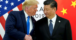 ASV prezidents Donalds Tramps (no kreisās) un Ķīnas prezidents Sji Dzjiņpins pēdējo reizi klātienē apspriedās 2019. gada 29. jūnijā G20 samitā Japānas pilsētā Osakā. ASV prezidents Donalds Tramps (no kreisās) un Ķīnas prezidents Sji Dzjiņpins pēdējo reizi klātienē apspriedās 2019. gada 29. jūnijā G20 samitā Japānas pilsētā Osakā.