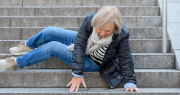 Uz rokām krist nav tik bīstami kā atmuguriski vai uz sāniem.