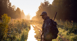 Mednieka dzīve tiek pakārtota drošībai – sākot ar ieroču pareizu glabāšanu un beidzot ar paša rīcības izvērtēšanu jebkurā situācijā.