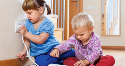 Rozetēm un pagarinātājiem obligāti jābūt ar bērnu aizsardzību, lai bērns nevarētu rozetē iespraust naglu, adatu vai citu priekšmetu.