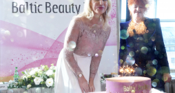 Izstādes "Baltic Beauty" vadītāja Kristīne Čerņavska (no kreisās) un izstādes "Baltic Beauty" sadaļas "Matu skaistuma pasaule" vadītāja Irina Jevsejeva piedalās preses konferencē, kurā informē par izstādi "Baltic Beauty 2025".